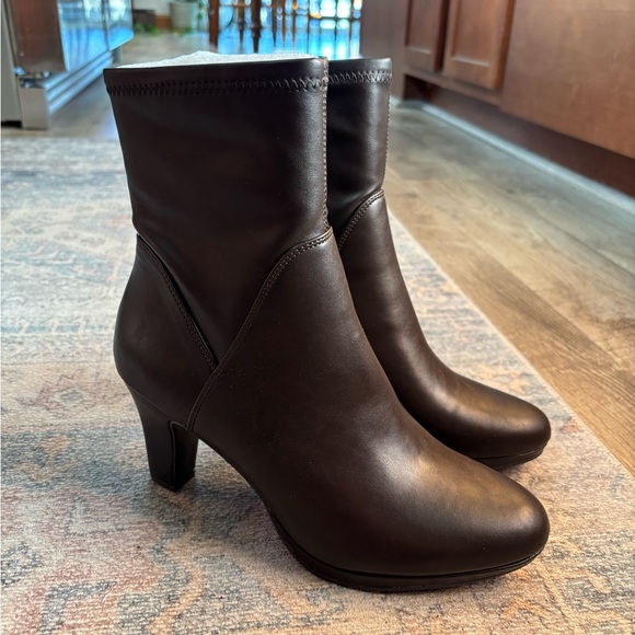 Easy Street Women’s Solana Platform Boots - Picture 1 of 8